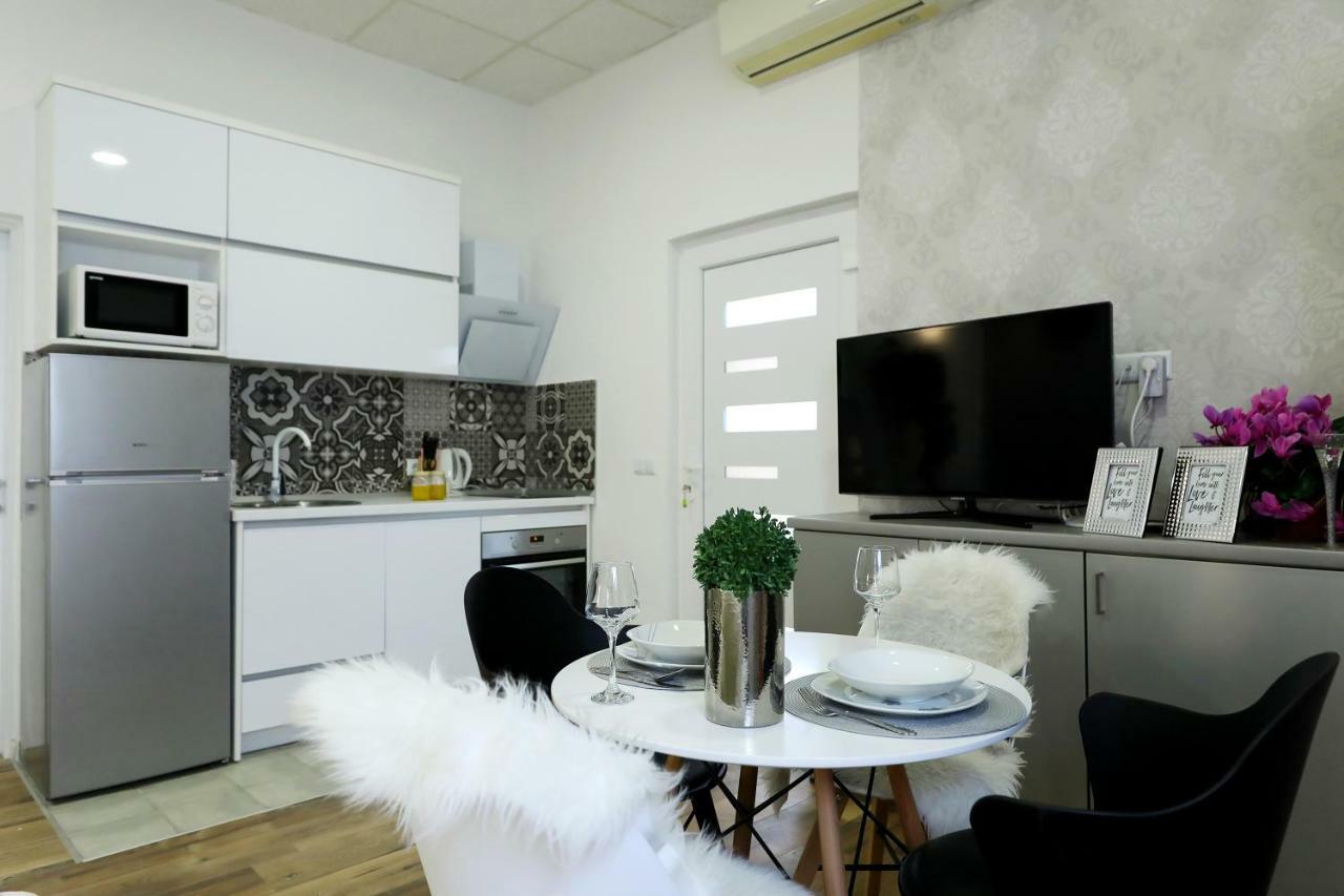 Studio Apartman Summer Flower ซาดาร์ ภายนอก รูปภาพ